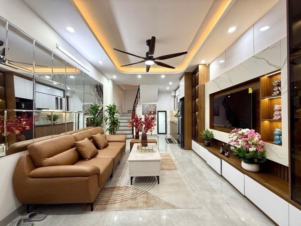 Sở hữu ngay nhà riêng 5 tầng, 34 m2, mặt tiền 4m tại Đường Định Công Thượng, giá 7,9 tỷ