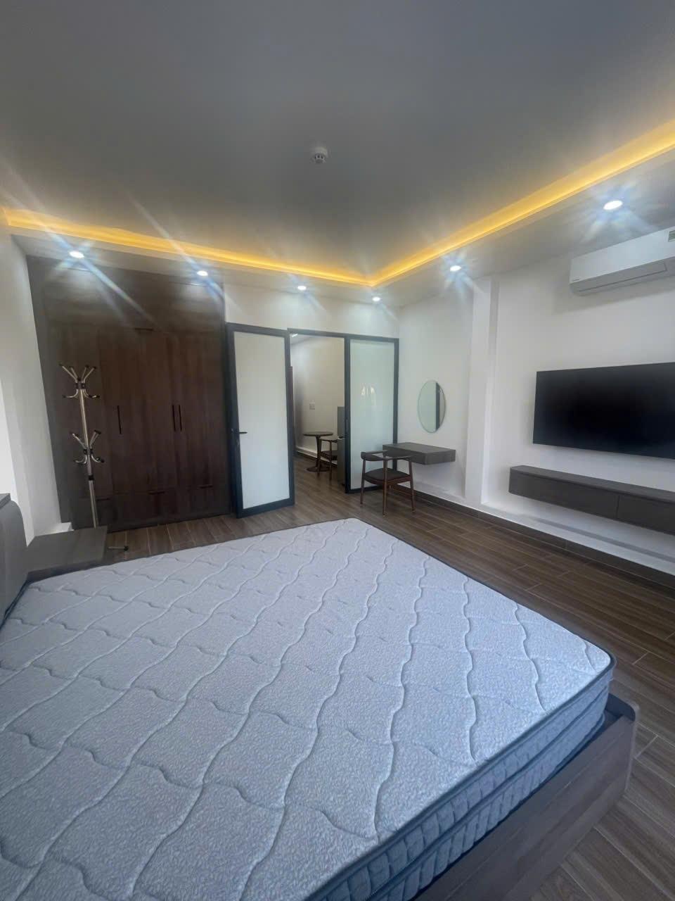 Cho thuê phòng căn hộ  mặt đường văn cao đầy đủ nội thất