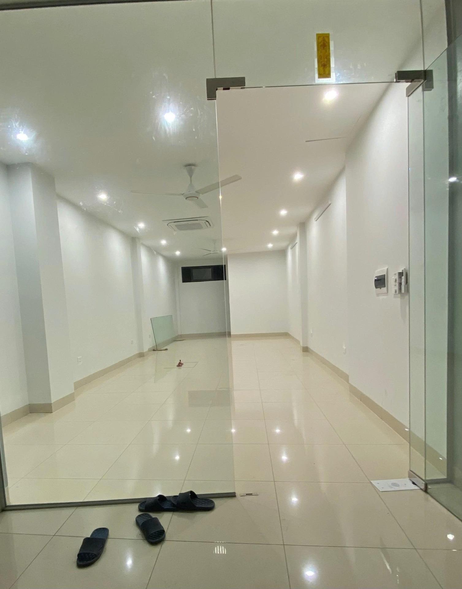 Chính chủ cho thuê văn phòng công ty tại tầng 1