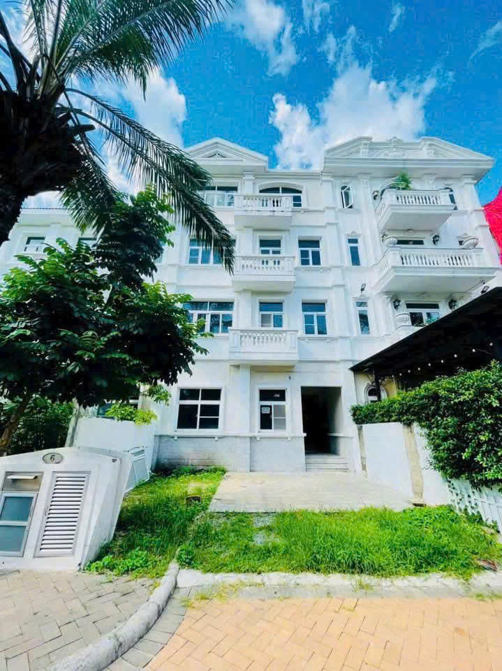 Bán biệt thự Chateau Phú Mỹ Hưng, Quận 7. 7x22m, trệt 3 lầu thô, giá 85tỷ
