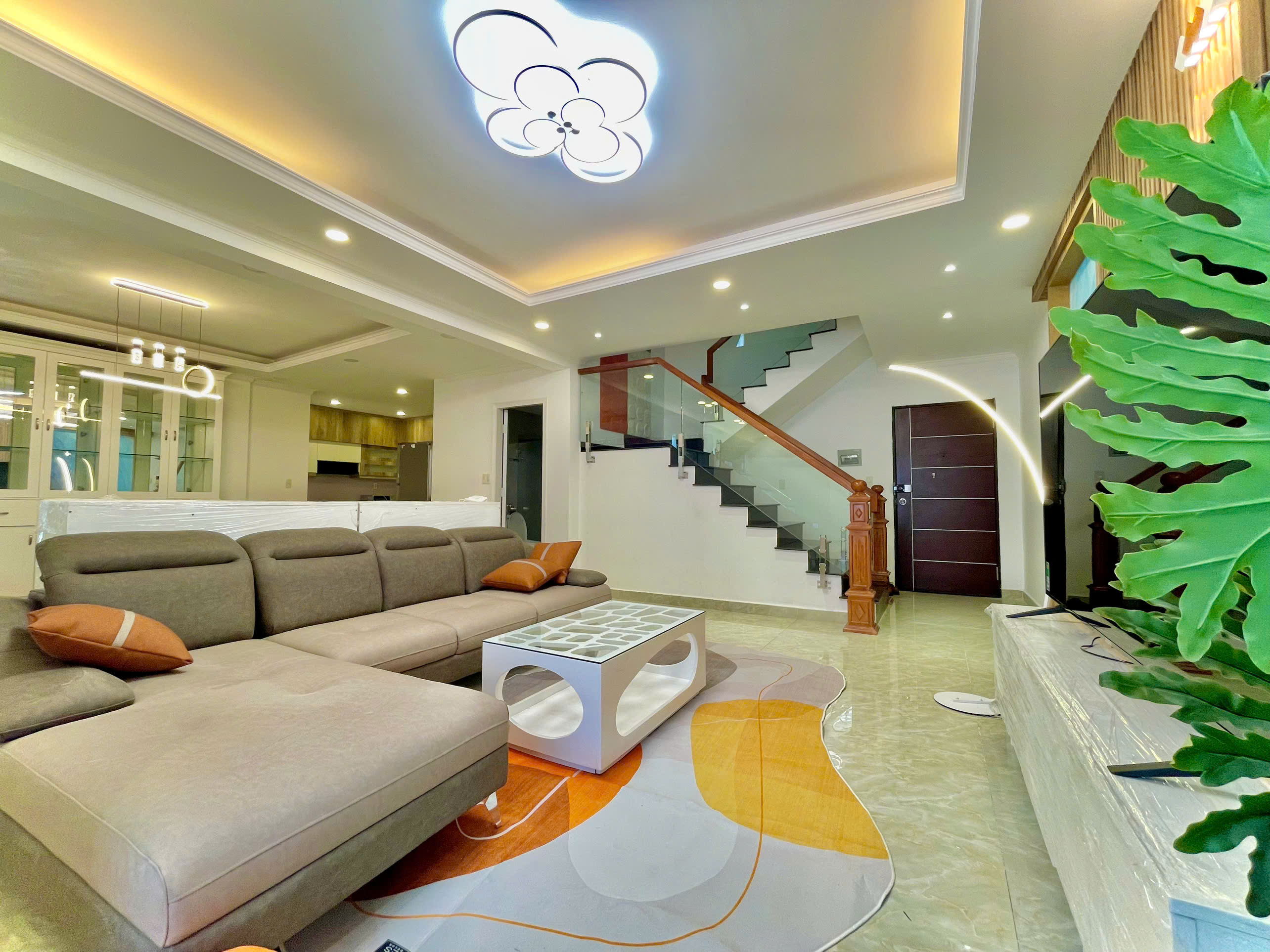 Cho thuê căn hộ penthouse Sky Garden Phú Mỹ Hưng, DT 224m2, 3PN, mới đẹp giá rẻ
