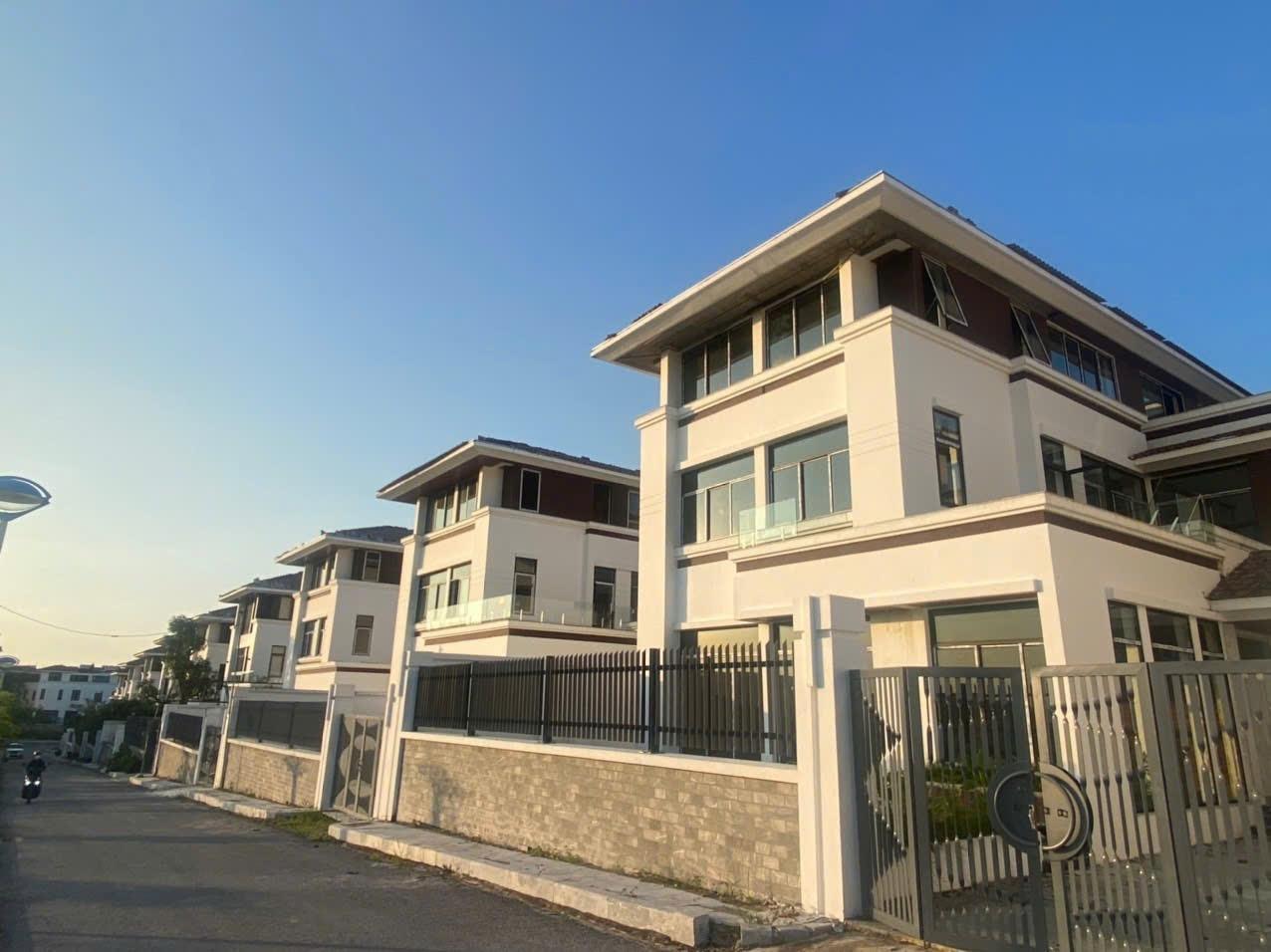 Cần bán gấp biệt thự siêu đẹp 300 m2, giá 10,5 tỷ tại Đường 18 - Hồng Hải - Hạ Long - Quảng Ninh