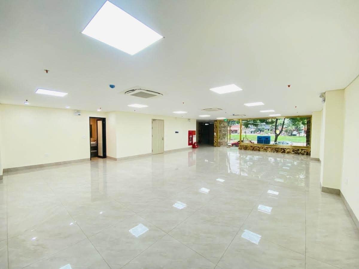 Chuyển nhượng nhà mặt tiền 300 m2 tại Phố Vũ Tông Phan - Khương Trung - Thanh Xuân, giá 118 tỷ