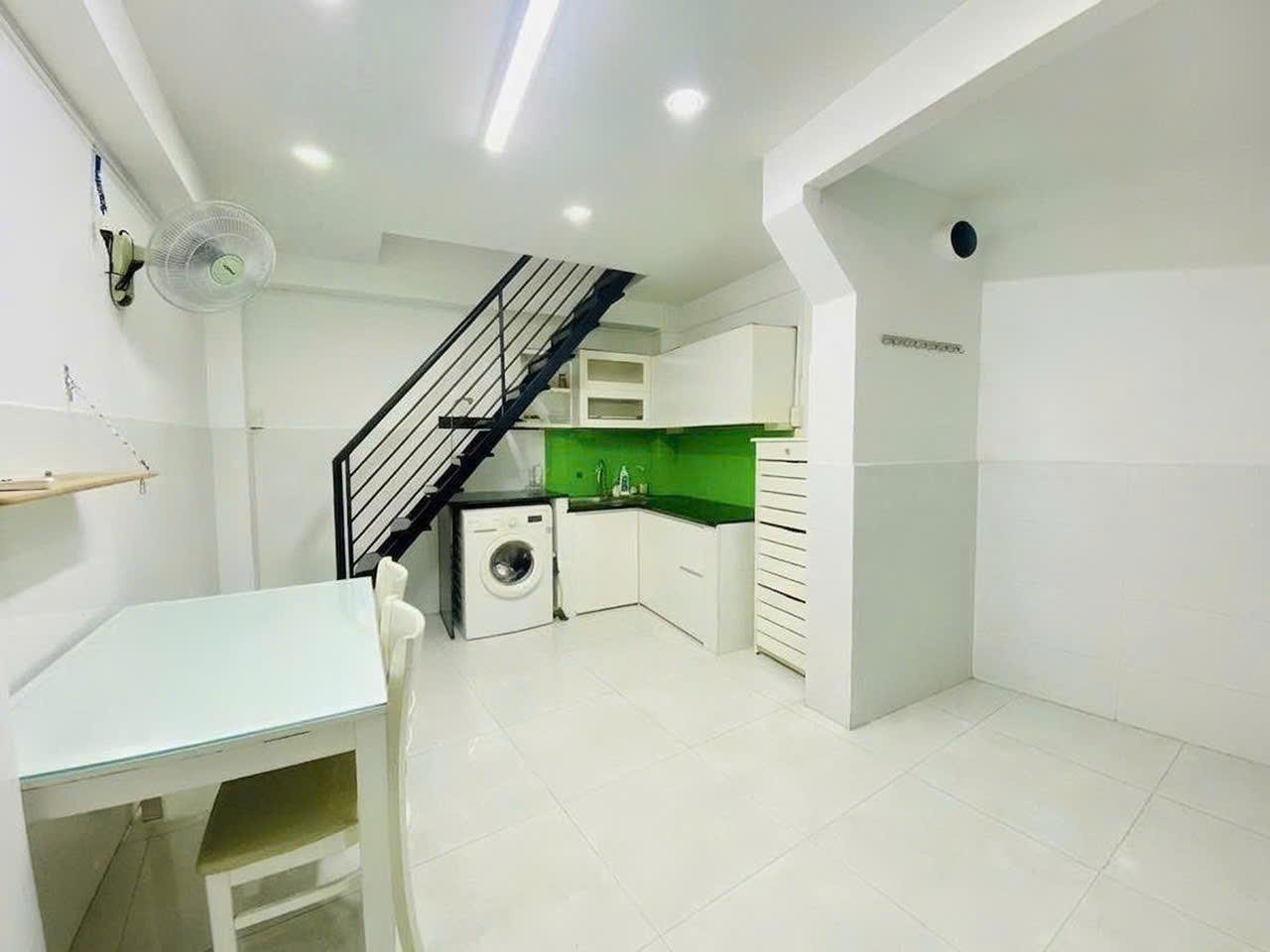 Chuyển nhượng nhà đất 18 m2, hướng Tây-Nam tại Đường Huỳnh Văn Bánh - 11 - Phú Nhuận, giá 4,35 tỷ