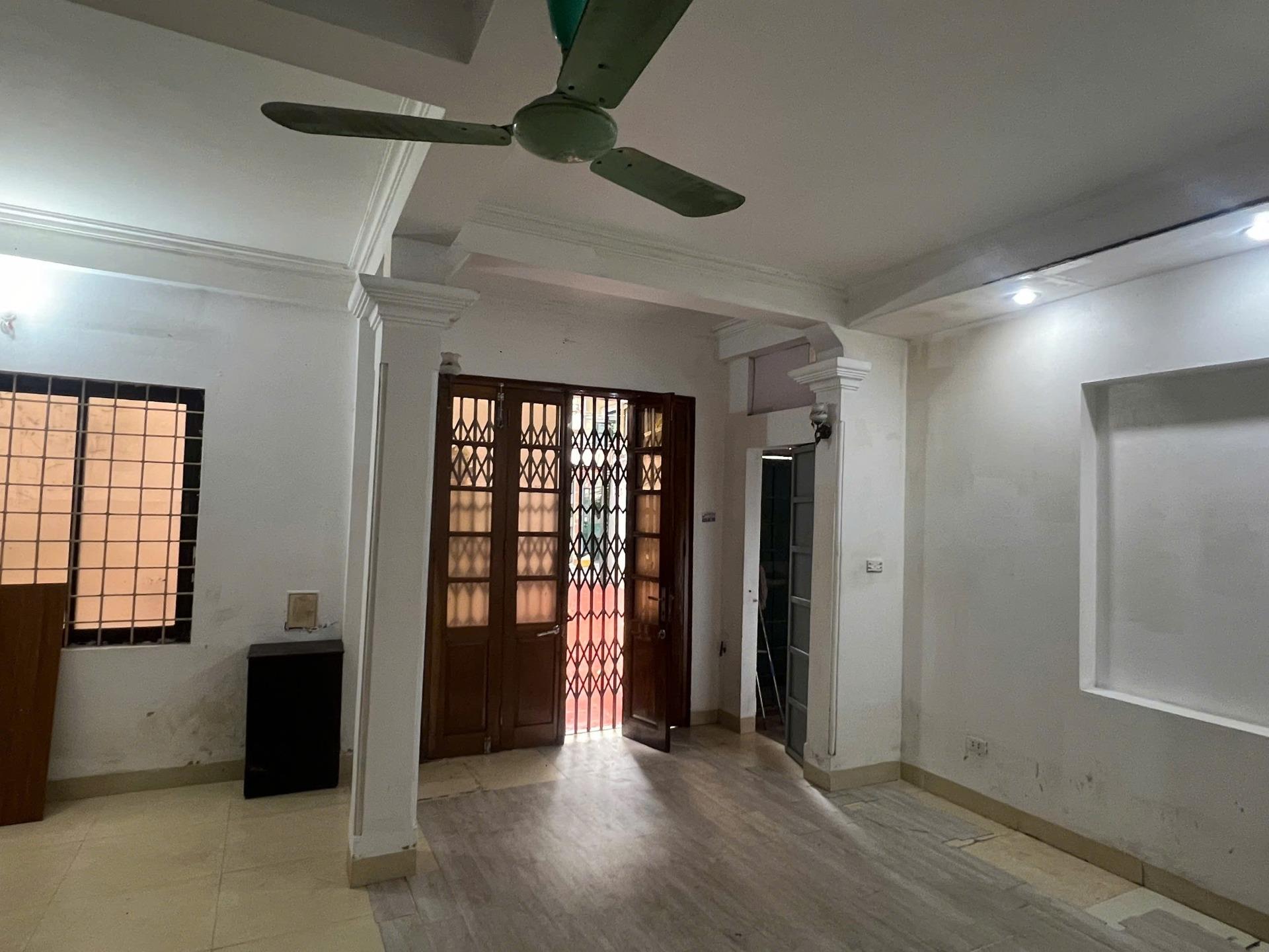 Cho thuê gấp nhà riêng sổ đỏ tại Phố Hào Nam - Ô Chợ Dừa - Đống Đa, 41 m2, giá 12,8 triệu/tháng