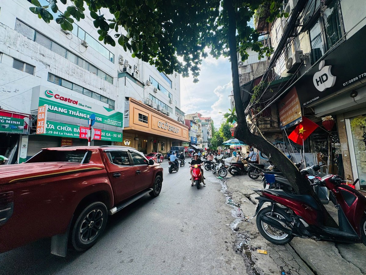 Bán Nhà Mặt Phố Đê La Thành. Đống Đa. Thang Máy. Ô Tô. Vỉa Hè. DT 33m2. 16,4 Tỷ