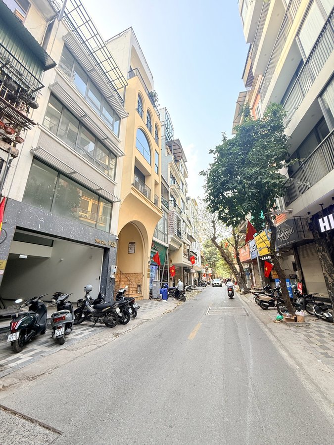 Bán Nhà Mặt Phố Yên Phụ. Tây Hồ. Thang Máy. Ô Tô. Vỉa Hè. DT 85m2. MT 6m. Giá 40.2 Tỷ.