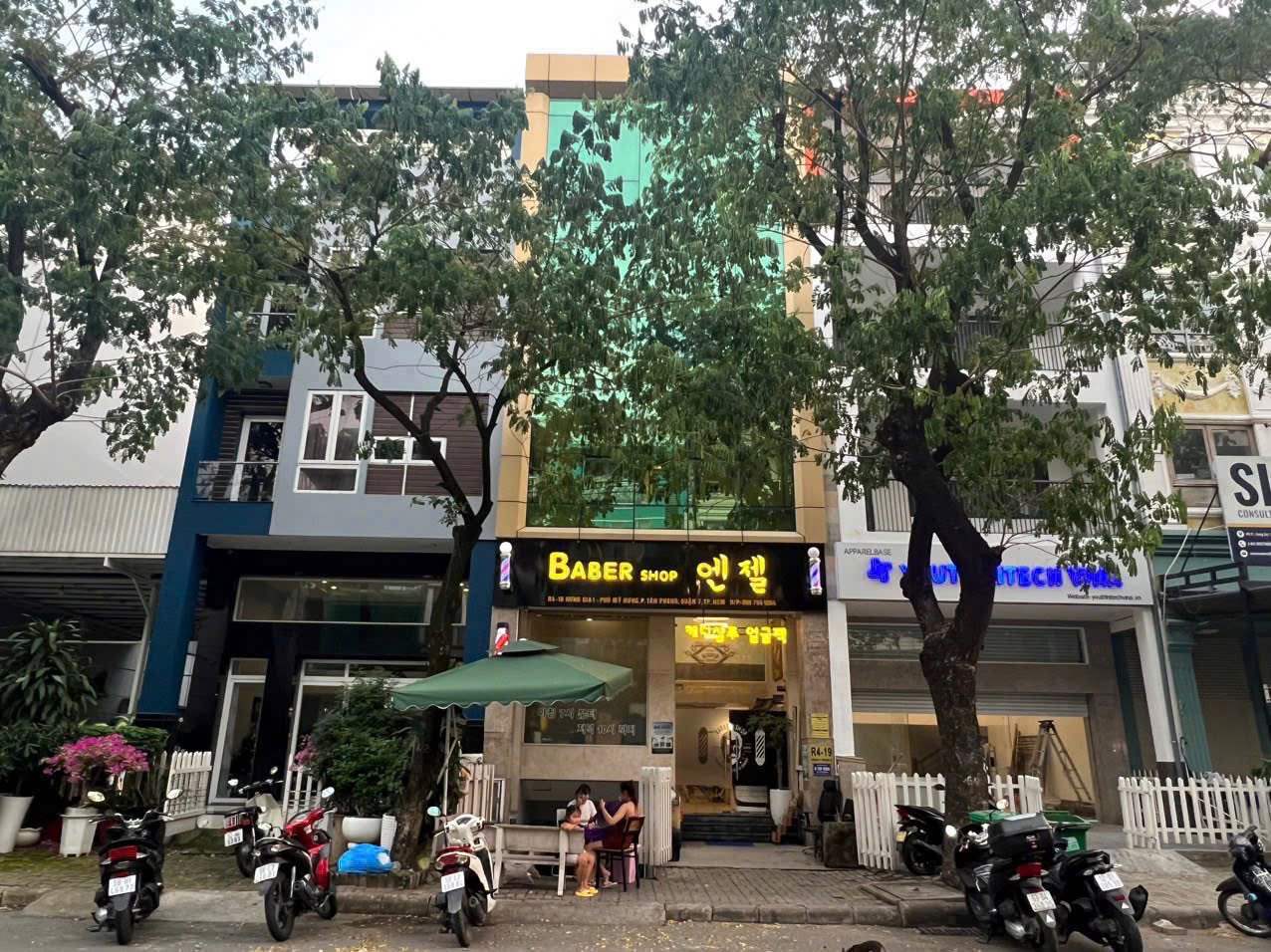 Cho thuê nhà phố Hưng Gia 2 có thang máy, hầm trệt 3 lầu, vị trí đắc địa