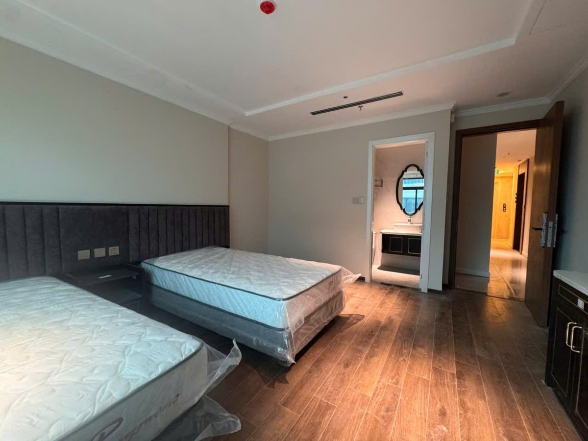 Bán Nhà Mặt Phố Giảng Võ. Đống Đa. Thang Máy. Lô Góc. Ô Tô. Vỉa Hè. DT 112m2. Giá 77.5 Tỷ