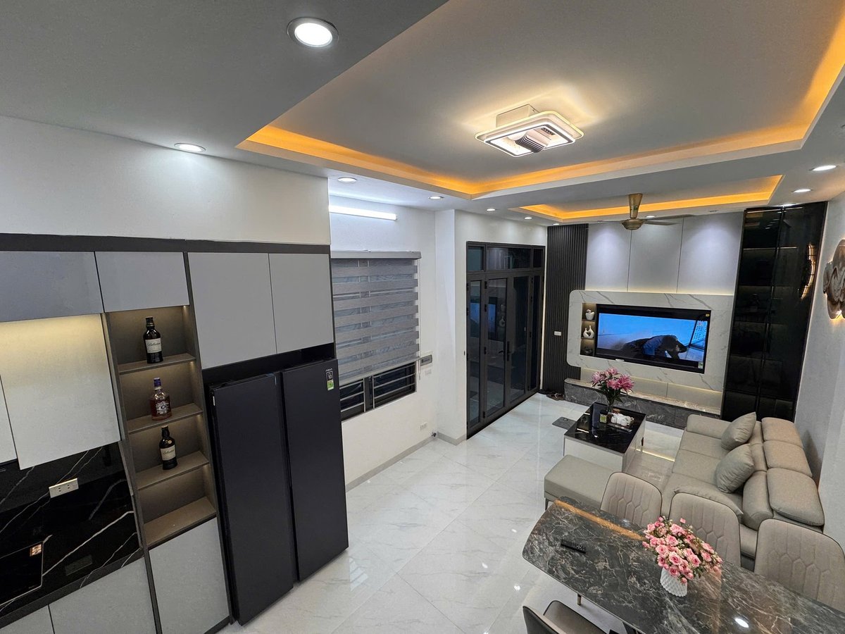 Bán Nhà Giáp Bát. Hoàng Mai. Lô Góc. DT 40m2. MT 9m. 5 Tầng. Giá 9.9 Tỷ.