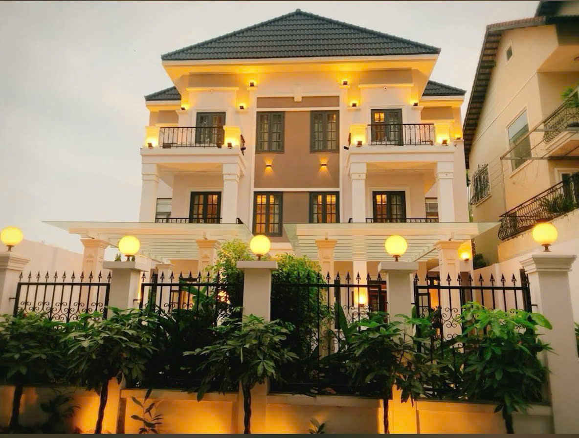 Cho thuê villa hồ bơi Nguyễn Văn Linh Q7, 350m2 5PN - Karaoke