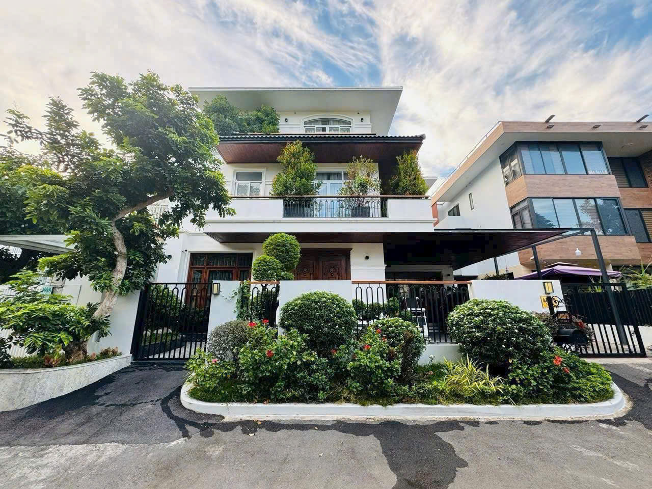 Bán biệt thự tứ lập Mỹ Gia 2, nội thất ddaayd đủ, sân vườn rộng, thoáng mát.