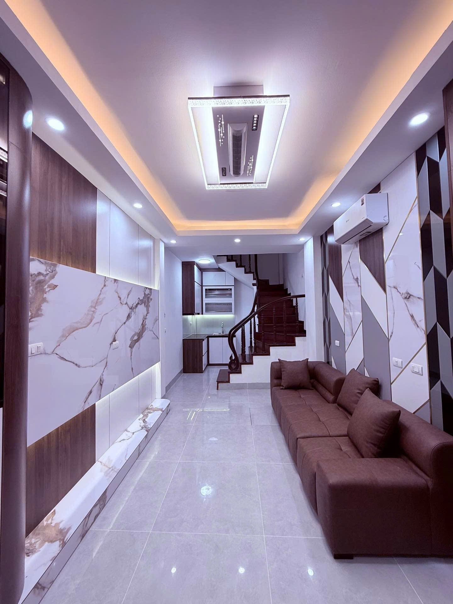 Hiếm! nhà Xuân Thủy, VF3 lùi cửa, Cạnh HV Báo Chí, 6 tầng, 11.x tỷ