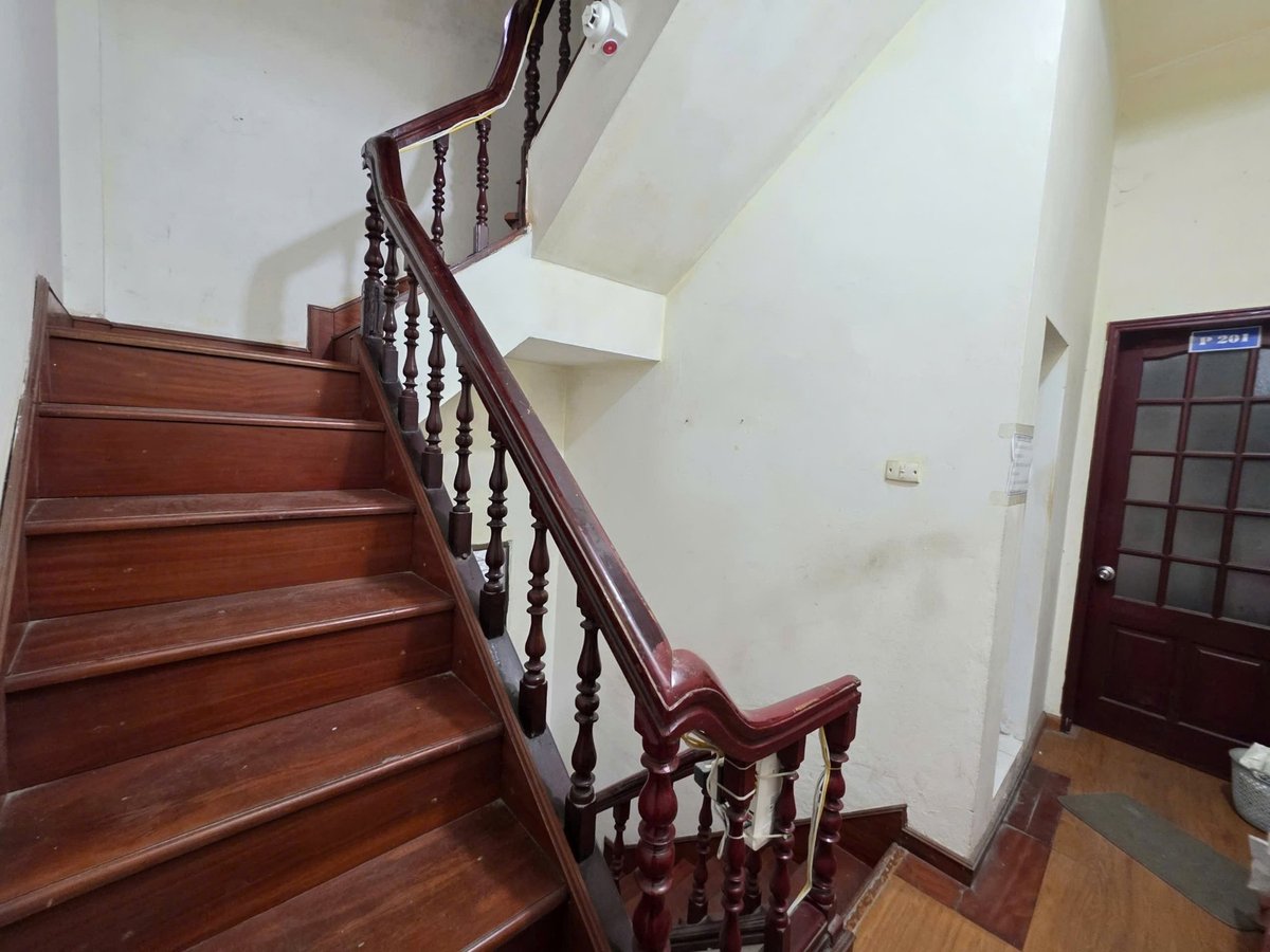 Bán Nhà Nguyễn Văn Huyên. Cầu Giấy. Lô Góc. Ô Tô. DT 52m2. MT 3.7m. 4 Tầng. Giá 17.7 Tỷ.