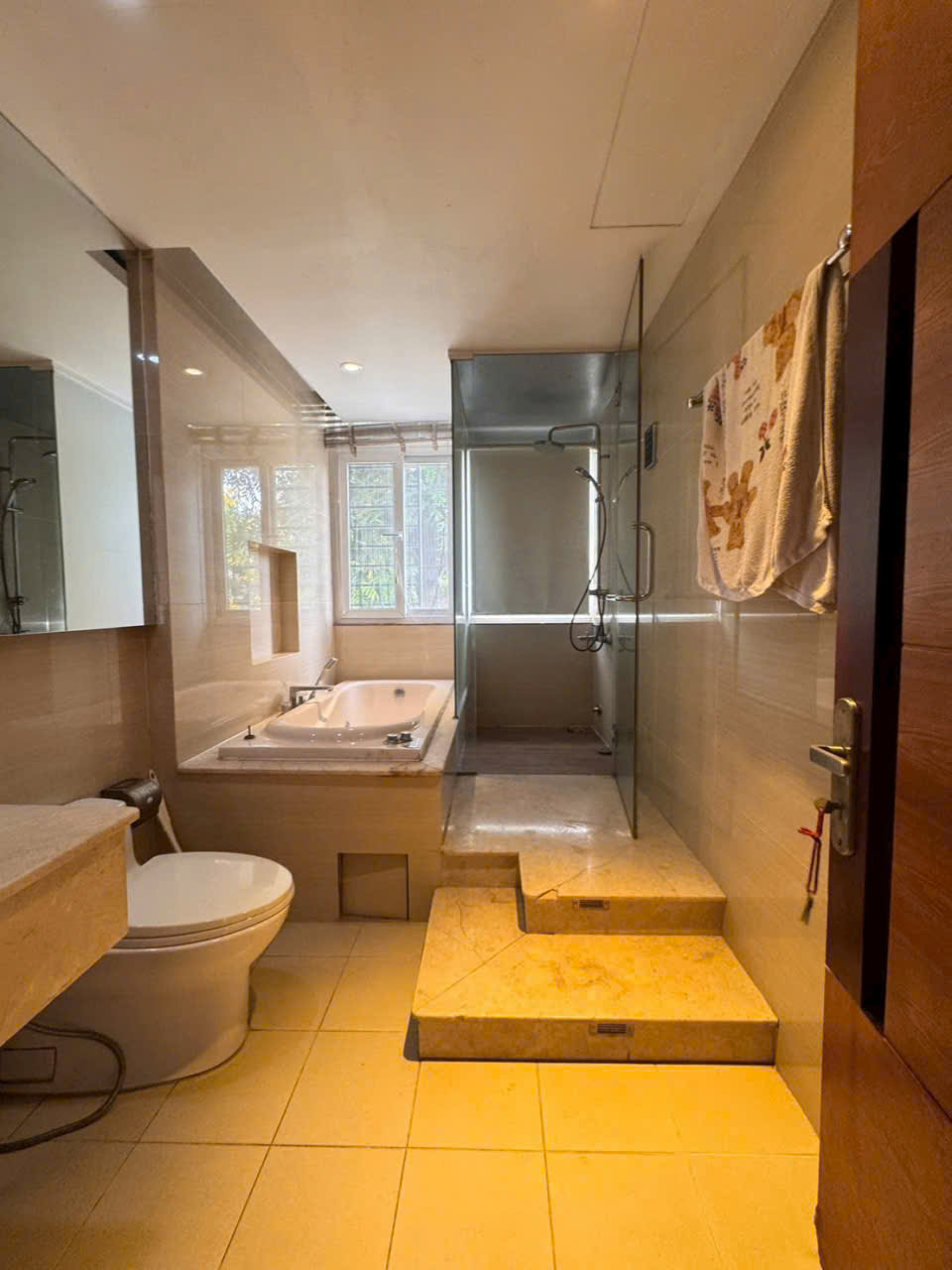 CHO THUÊ NHÀ PHỐ NAM QUANG - PHÚ MỸ HƯNG 6*18.5m , nhà 1 trệt 1 lửng 3 lầu, thang máy, giá 60 triệu
