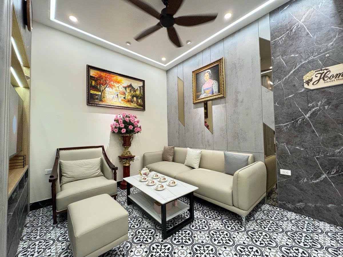 Bán Nhà Khương Đình. Thanh Xuân. DT 43m2. MT 3.5m. 5 Tầng. Giá 10.8 Tỷ.