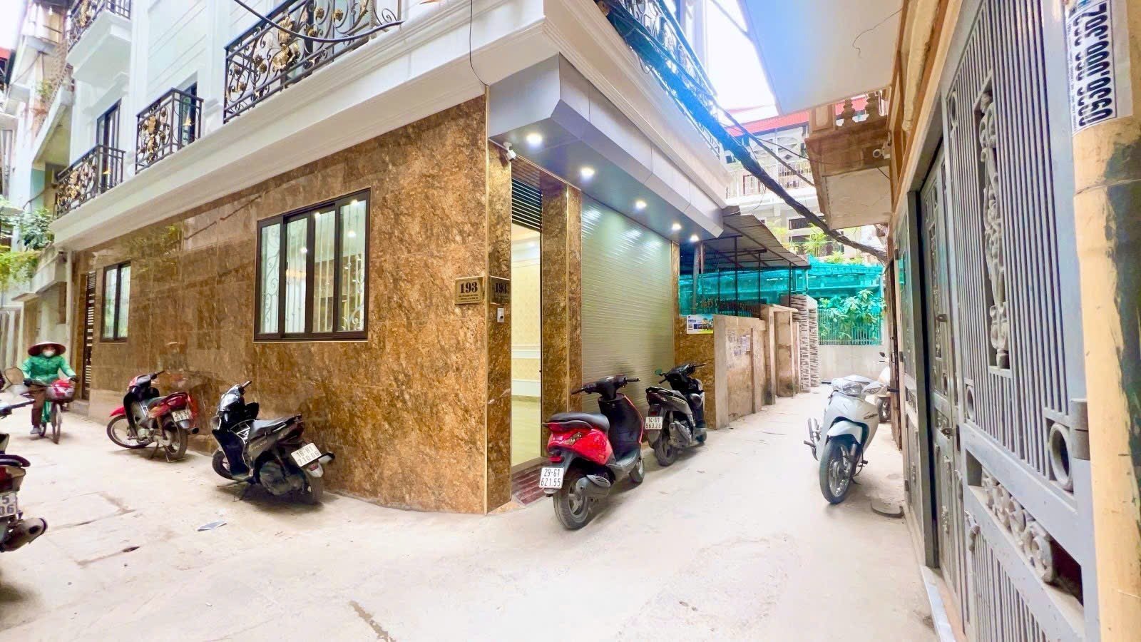 Bán Nhà Hoàng Hoa Thám. Ba Đình. Thang Máy. Lô Góc. Ô Tô. DT 59m2. MT 4.2m. Giá 24.4 Tỷ.