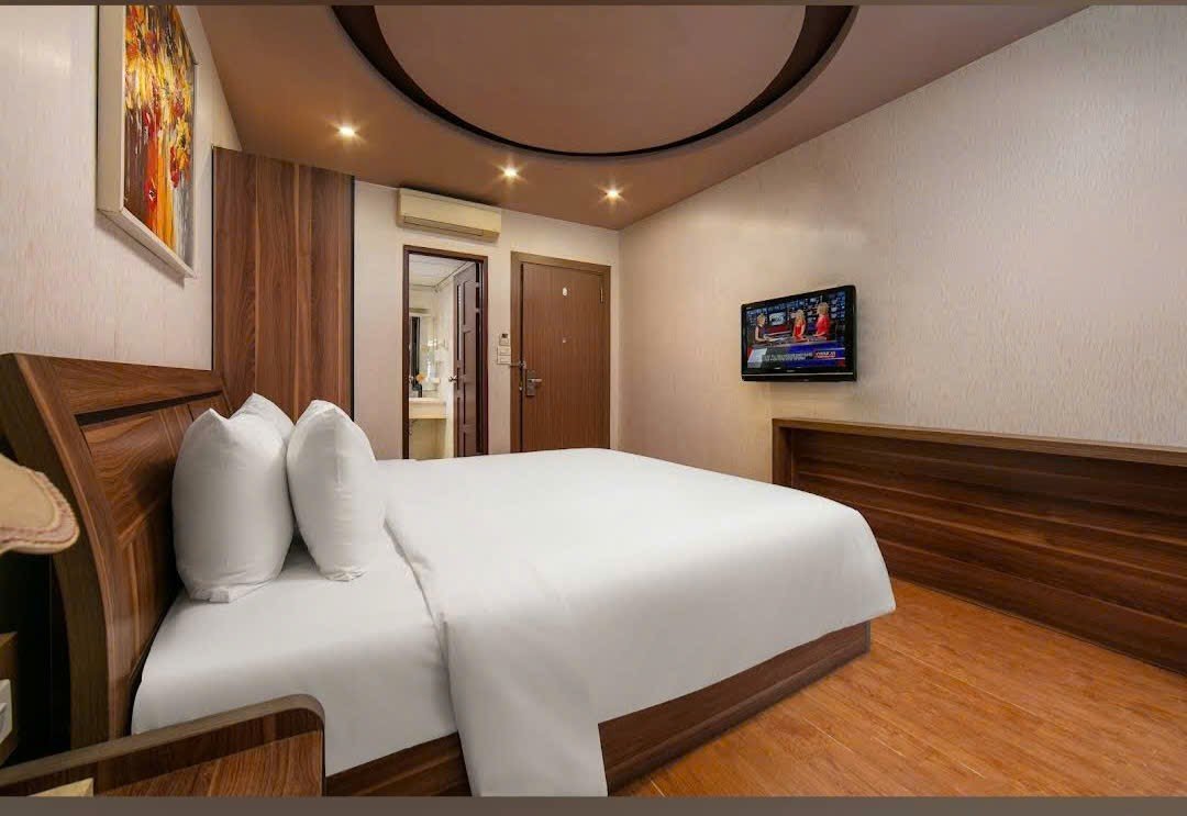 Bán Nhà Mặt Phố Trần Quốc Vượng. Thang Máy. Lô Góc. Ô Tô. Vỉa Hè. DT 130m2. Giá 69.5 Tỷ.