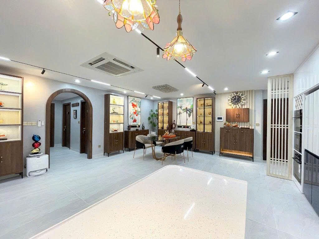 Căn hộ 3PN full nội thất, view sông trực diện Riverpark 135m2, giá 47 triệu.